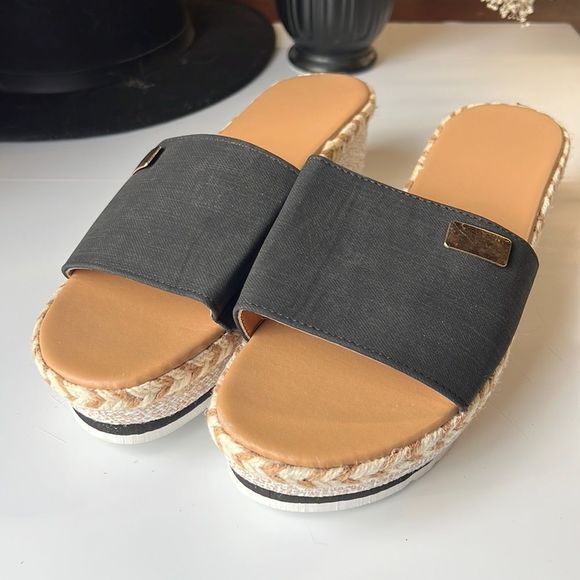 Shoes - NWOB Black + Tan Platform Sandals